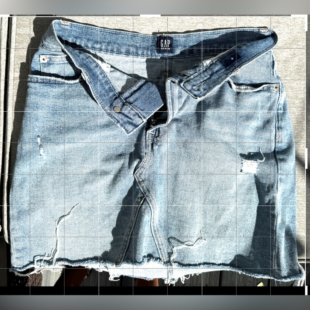 Women’s Gap jean skirt- size 4. Worn/used but in great condition!